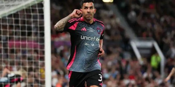 曼联双冠阵容大聚会！特维斯重返梦剧场被狂嘘，0-3落后顶嘘声独中四元逆转