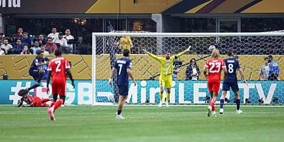 巴黎圣日耳曼大胜拜仁，迈向四冠王，金球奖在望