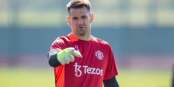 曼联39岁老门将同意续约做陪练！多纳鲁马用红魔抬价，不卖奥纳纳难签大牌