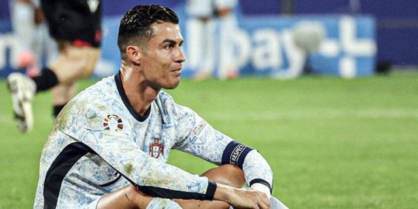 球王梅西再创神迹！书写37次小组赛100%晋级，C罗却三度止步