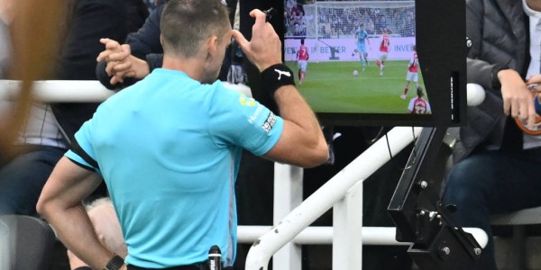 VAR技术推翻阿森纳点球判罚，霍华德·韦伯详解真相引热议