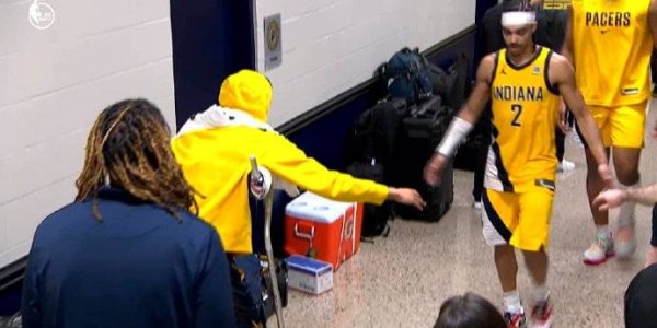 哈里伯顿赛后拄拐等队友返回 一一拥抱感人至深