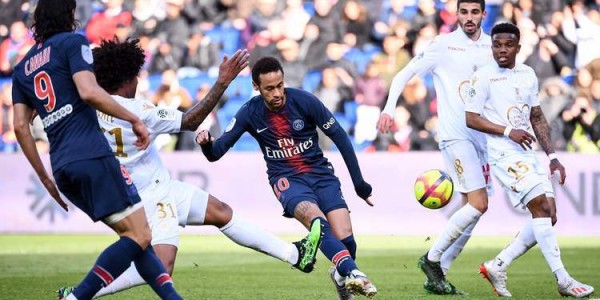 法甲重头戏：巴黎圣曼主场争冠稳上游，欧塞尔中游徘徊难阻豪强？