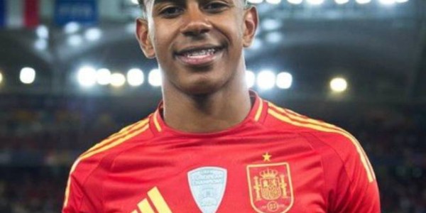 决赛输球踢飞金球奖？亚马尔少见21次丢失球权，表现不如40岁C罗