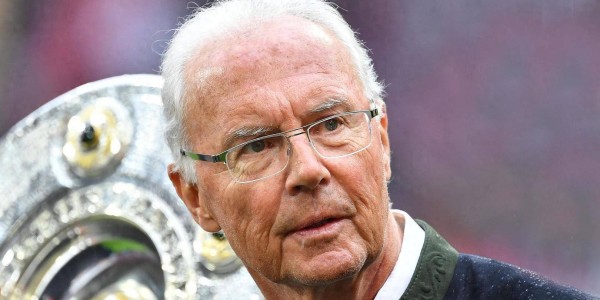 帝国基石：贝肯鲍尔如何以三重王权加冕德甲永恒之神