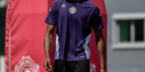 曼联官宣球衣号码变更，小妖穿特维斯背号！库尼亚谈10号球员责任