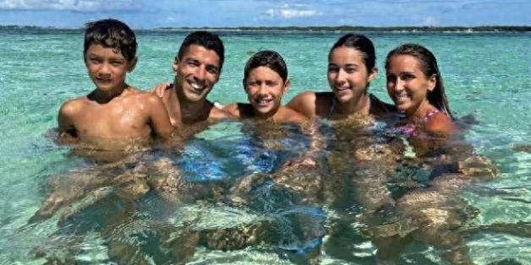 苏亚雷斯一家生活幸福，38岁依旧是足坛巨星，与高颜值妻儿度假