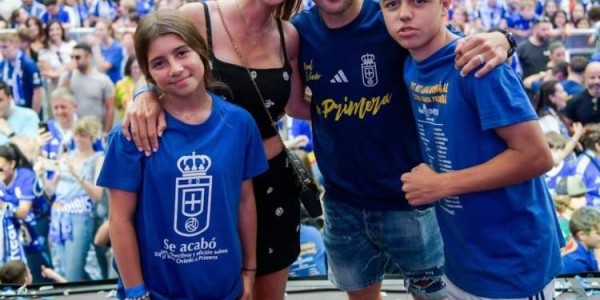 40岁卡索拉社媒晒与家人合照，庆祝随皇家奥维耶多升级西甲