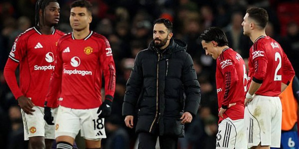 曼联4-4无缘前5！阿莫林改打四后卫却狂丢球，卡塞米罗染黄对维拉停赛