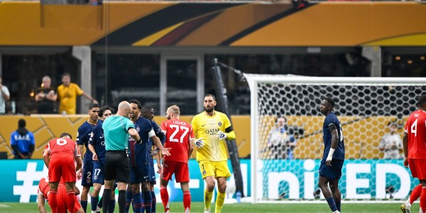 拜仁多打两人被大巴黎淘汰，主帅表现遭到质疑，球迷直言他该下课