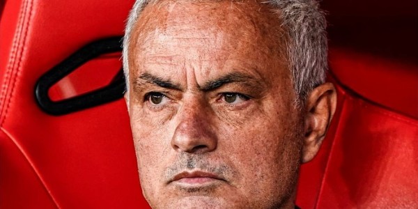 名帅的格局！本菲卡球迷向恩佐投掷水瓶，穆里尼奥主动上前劝阻