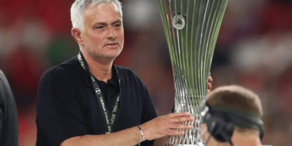 穆帅表示为罗马队带来2点改变：团结了不团结的球队，带回了球迷