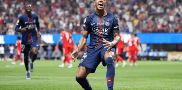 2人被红牌罚下！新科欧冠冠军2-0，杀进世俱杯四强，还送拜仁出局