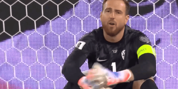 奥布拉克太绝望：3次被攻破球门，曼联超级新援哑火：6场0进球