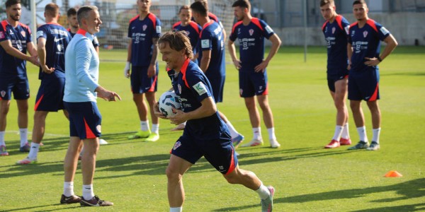 39岁魔笛官宣加盟AC米兰！莫德里奇告别皇马开启意甲传奇