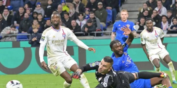 法甲豪门遭降级！里昂含泪抗议，降级欧战成荒谬