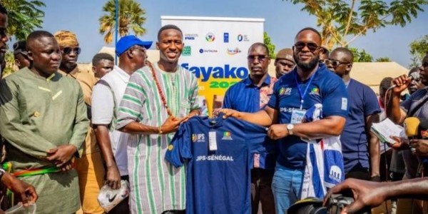 太阳报：热刺球星帕佩-萨尔花费数千英镑为家乡村庄支付电费