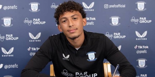 镜报：切尔西签下普雷斯顿解约球员基安-贝斯特，19岁踢左后卫