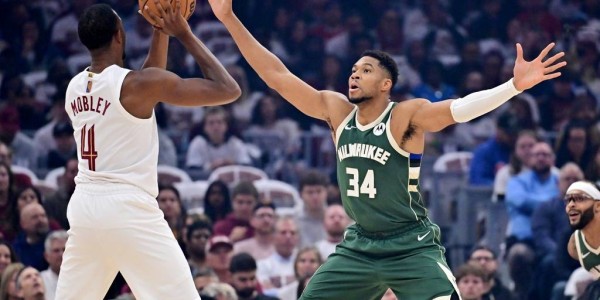 字母哥空砍40+14+9 莫布利21分骑士胜雄鹿