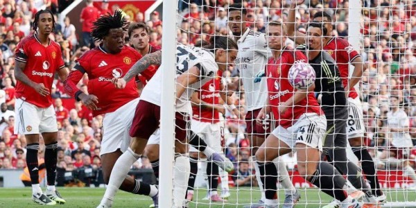 曼联遭争议判罚0-1阿森纳！2亿锋线未解最大问题，阿莫林否认选错门将