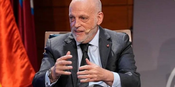 毕巴飞翼续约引爆足坛，西甲主席直言巴萨财政老问题吓退强援