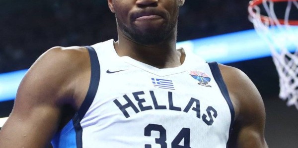 字母哥今夏国家队热身赛首秀 15分钟爆砍25+10