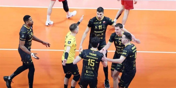 1-3！加拉塔萨雷欧冠主场输球又输阵 还被波兰排坛吐槽人少的可怜