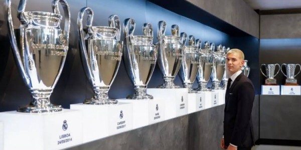 底蕴这一块！为震慑对手，皇马在进伯纳乌通道中展示15座欧冠奖杯