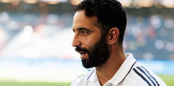 0-0！曼联季前首战闷平利兹联，希顿神扑+裁判争议判罚引遗憾