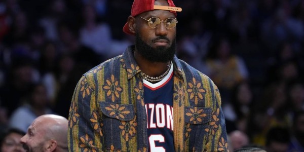 记者：詹姆斯康复进展顺利 目标是11月中旬回归赛场