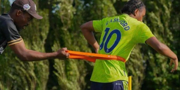 法甲天才前锋穿曼联球衣踢球，标价5000万！红魔或免费签英超空霸