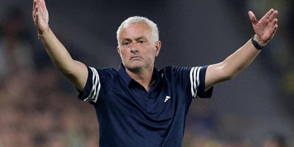 日本国脚双响难救主穆里尼奥再战欧冠费内巴切5-2费耶诺德