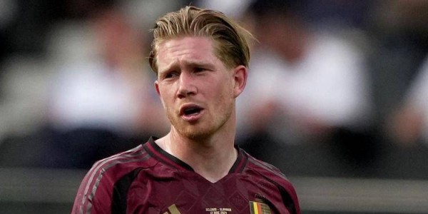 迪斯汀觉得德布劳内的决定有点蹊跷，胡梅尔斯与埃梅里擦肩而过