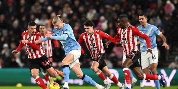 组图：英超曼城0-0桑德兰 哈兰德带球突破