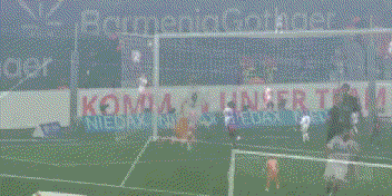 3-1，格里马尔多任意球双响，9人德甲第12掀翻德甲第2，滕哈赫前东家赛季首胜