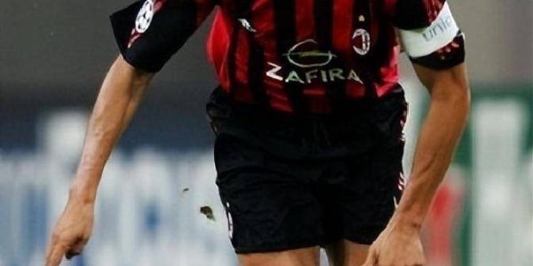 25年一人一城！马尔蒂尼攻防俱佳，米兰退役3号球衣致敬传奇