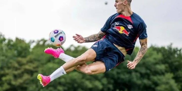 曼联全力引进新中锋，三大热门人选曝光！谢什科愿加盟但有一障碍