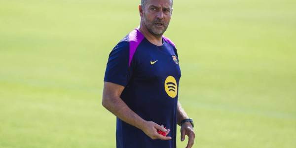 巴萨新帅弗里克用西班牙语承诺新赛季辉煌：无借口，全力以赴！