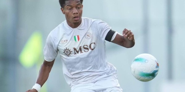 霍伊伦飞往那不勒斯，租借交易细节揭晓：他能否在意甲展现潜力？