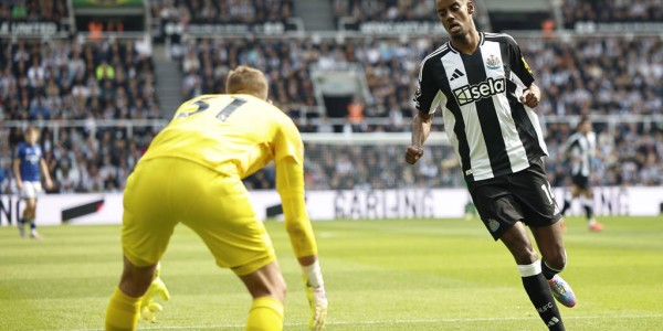 利物浦1.3亿英镑求购伊萨克，英超转会市场风云再起