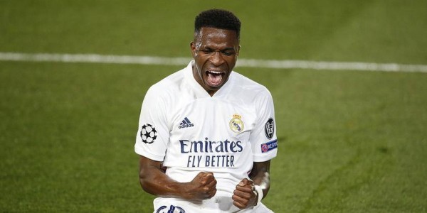 炸锅！维尼修斯国家德比被阿隆索换下后怒摔水瓶，场边黑脸引争议