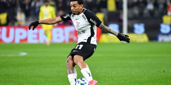 拒绝曼联后转投热刺？拜仁中场帕利尼亚的转会风暴