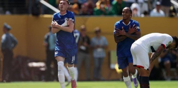 走下神坛！蓝军简单粗暴碾碎巴黎幻梦，简单足球撕碎“无解”神话