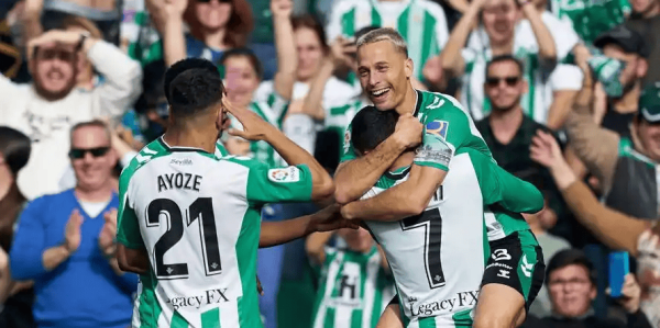 西甲保级生死战：巴伦西亚主场力克埃尔切，保级战意点燃梅斯塔利亚