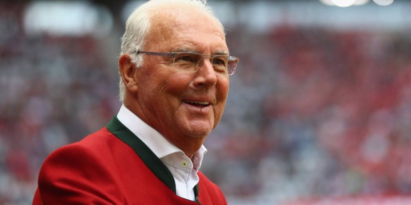 帝国基石：贝肯鲍尔如何以三重王权加冕德甲永恒之神