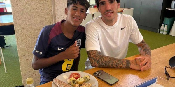 曼联14岁青训梅西续约拒绝巴萨！与托纳利一起特训，欲创队史纪录