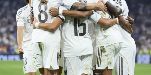 欧冠决赛战术解析：安切洛蒂的‘伪九号陷阱’如何击败巴萨？