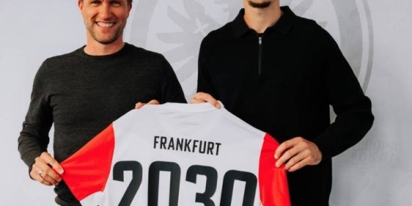 不去药厂&amp;多特！官方：28岁中卫罗宾-科赫和法兰克福续约至2030年