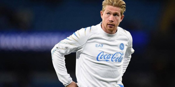 34岁德布劳内重回伊蒂哈德球场 与哈兰德友好互动并致意曼城球迷