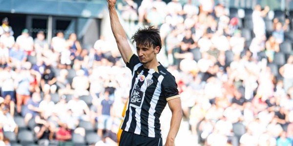 1-0，25岁勒保罗闪击制胜：助10人昂热击败巴黎FC，迎法甲开门红